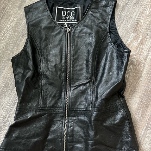 DCG Women's Black Leather Vest PREOWNED Size :M Fitted silver hardware